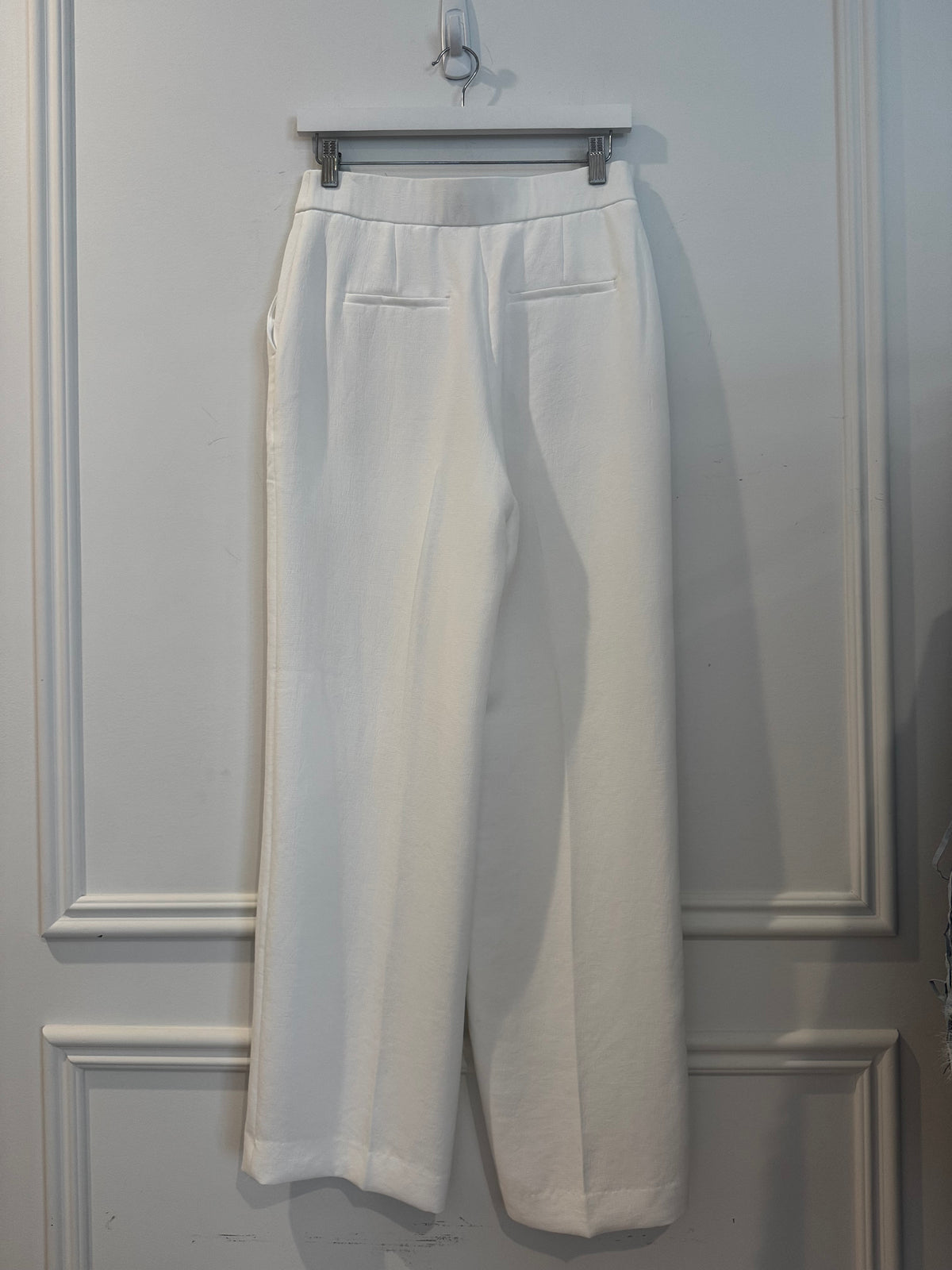 Aritzia “The Effortless Pant” in White, Size 6