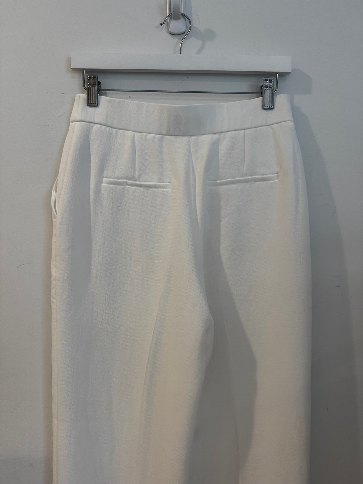 Aritzia “The Effortless Pant” in White, Size 6